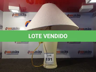 LOTE 191 - 01 ABAJUR COM BASE DE PORCELANA E CÚPULA. (LAMP). (NO ESTADO EM QUE SE ENCONTRA. SUJEITO A AVARIAS OCULTAS/VISÍVEIS.) AV9379U