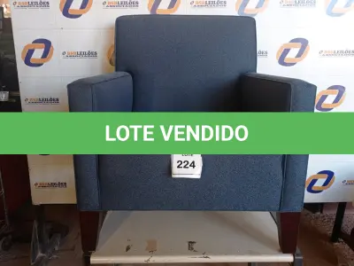 LOTE 224 - 01 POLTRONA AZUL (ARMCHAIR). (NO ESTADO EM QUE SE ENCONTRA. SUJEITO A AVARIAS OCULTAS/VISÍVEIS.) 0000058