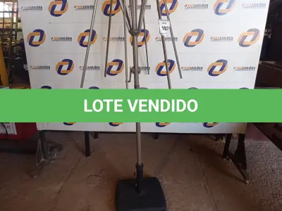LOTE 187 - 01 ARMAÇÃO DE OMBRELONE SEM O TOLDO COM BASE DE CONCRETO (UMBRELLA). (NO ESTADO EM QUE SE ENCONTRA. SUJEITO A AVARIAS OCULTAS/VISÍVEIS.) BH1552V