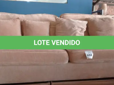 LOTE 052 - 01 SOFÁ 03 LUGARES EM TECIDO COM ACENTO E ENCOSTO REMOVÍVEIS E 04 ALMOFADAS. (NO ESTADO EM QUE SE ENCONTRA. SUJEITO A AVARIAS OCULTAS/VISÍVEIS.) BH1496J