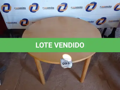 LOTE 093 - 01 MESA REDONDA DE MADEIRA COM AVARIAS (DINING TABLE). (NO ESTADO EM QUE SE ENCONTRA. SUJEITO A AVARIAS OCULTAS/VISÍVEIS.) AV9374G