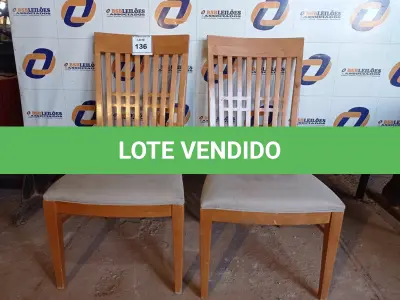 LOTE 136 - 02 CADEIRAS PÉS EM MADEIRA (CHAIR).  (NO ESTADO EM QUE SE ENCONTRA. SUJEITO A AVARIAS OCULTAS/VISÍVEIS.) BF8524L, BF8524S