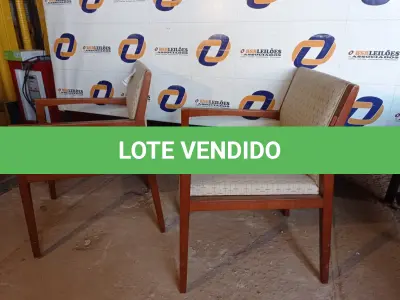 LOTE 144 - 02 CADEIRAS EM MADEIRA (CHAIRS). (NO ESTADO EM QUE SE ENCONTRA. SUJEITO A AVARIAS OCULTAS/VISÍVEIS.) 0000066