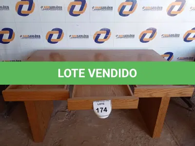 LOTE 174 - 01 MESA EM MADEIRA COM 3 GAVETAS (OFFICE TABLE). (NO ESTADO EM QUE SE ENCONTRA. SUJEITO A AVARIAS OCULTAS/VISÍVEIS.) BF8524D