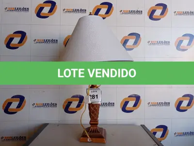 LOTE 281 - 01 ABAJUR COM CÚPULA (LAMP). (NO ESTADO EM QUE SE ENCONTRA. SUJEITO A AVARIAS OCULTAS/VISÍVEIS.) AV9625S