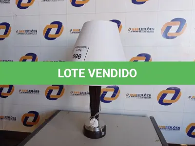 LOTE 096 - 01 ABAJUR COM CÚPULA C/AVARIAS (LAMP). (NO ESTADO EM QUE SE ENCONTRA. SUJEITO A AVARIAS OCULTAS/VISÍVEIS.) BF8555M