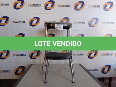 LOTE 058 - 01 ESCADA/BANQUETA 02 DEGRAUS E 01 ACENTO (STEP LADDER). (NO ESTADO EM QUE SE ENCONTRA. SUJEITO A AVARIAS OCULTAS/VISÍVEIS.)