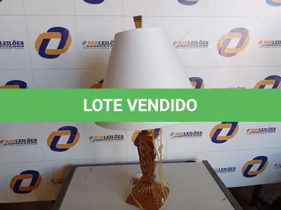 LOTE 101 - 01 ABAJUR COM CÚPULA LAMP. (NO ESTADO EM QUE SE ENCONTRA. SUJEITO A AVARIAS OCULTAS/VISÍVEIS.) BF8560W