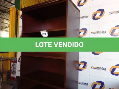 LOTE 229 - 01 ESTANTE EM MADEIRA COM 2 PRATELEIRAS (CABINET). (NO ESTADO EM QUE SE ENCONTRA. SUJEITO A AVARIAS OCULTAS/VISÍVEIS.) 0000068