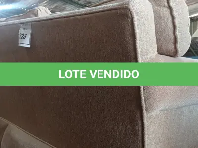 LOTE 223 - 01 SOFÁ 3 LUGARES (SOFÁ). (NO ESTADO EM QUE SE ENCONTRA. SUJEITO A AVARIAS OCULTAS/VISÍVEIS.) AV9934W