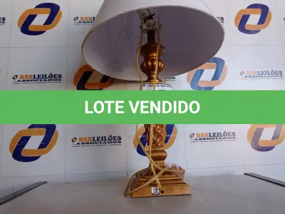 LOTE 101 - 01 ABAJUR COM CÚPULA LAMP. (NO ESTADO EM QUE SE ENCONTRA. SUJEITO A AVARIAS OCULTAS/VISÍVEIS.) BF8560W