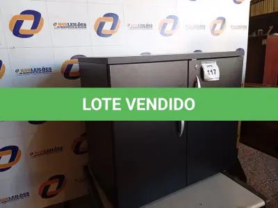 LOTE 117 - 01 ARMÁRIO EM MADEIRA 02 PORTAS (CABINET). (NO ESTADO EM QUE SE ENCONTRA. SUJEITO A AVARIAS OCULTAS/VISÍVEIS.) 0000050