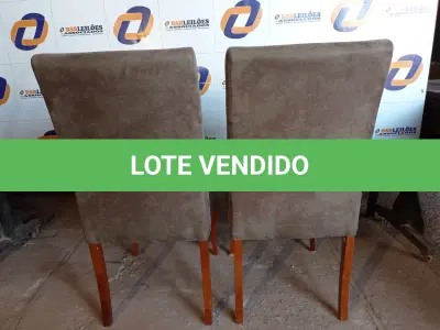 LOTE 134 - 02 CADEIRA EM MADEIRA COM TECIDO EM CAMURÇA (CHAIR). (NO ESTADO EM QUE SE ENCONTRA. SUJEITO A AVARIAS OCULTAS/VISÍVEIS.) AV9325R, BF8525P