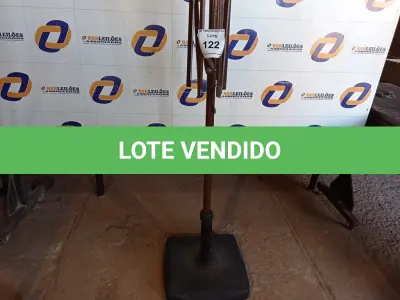LOTE 122 - 01 ARMAÇÃO DE OMBRELONE SEM O TOLDO COM BASE DE CONCRETO (UMBRELLA). (NO ESTADO EM QUE SE ENCONTRA. SUJEITO A AVARIAS OCULTAS/VISÍVEIS.) BH1540J