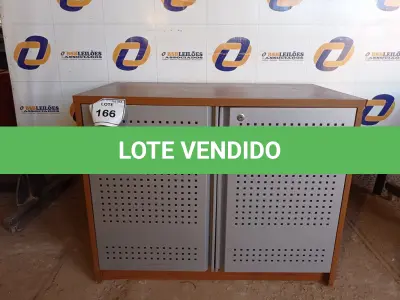 LOTE 166 - 01 ARMÁRIO EM MADEIRA 2 PORTAS (CABINET). (NO ESTADO EM QUE SE ENCONTRA. SUJEITO A AVARIAS OCULTAS/VISÍVEIS.)0000073