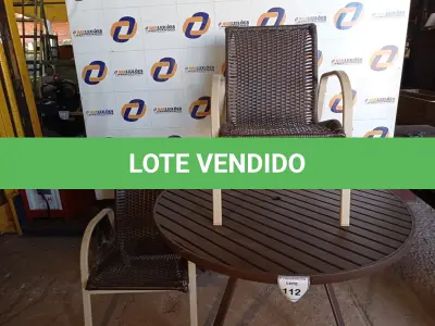 LOTE 112 - 01 MESA COM 02 CADEIRAS EM ALUMÍNIO PARA PISCINA MARCA WINDWARD) (01 DESK AND 04 SHAIR). (NO ESTADO EM QUE SE ENCONTRA. SUJEITO A AVARIAS OCULTAS/VISÍVEIS.) BH1582X, AV9833E, AV9833G
