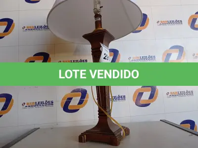 LOTE 291 - 01 ABAJUR COM CÚPULA (LAMP). (NO ESTADO EM QUE SE ENCONTRA. SUJEITO A AVARIAS OCULTAS/VISÍVEIS.) BF8566L