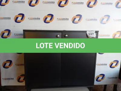 LOTE 127 - 01 ARMÁRIO EM MADEIRA 02 PORTAS (CABINET). (NO ESTADO EM QUE SE ENCONTRA. SUJEITO A AVARIAS OCULTAS/VISÍVEIS.) 0000052