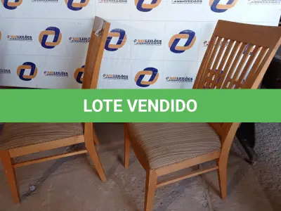 LOTE 142 - 02 CADEIRAS EM MADEIRA (CHAIR). (NO ESTADO EM QUE SE ENCONTRA. SUJEITO A AVARIAS OCULTAS/VISÍVEIS.) BF8529C, BF8529B