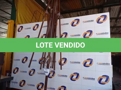 LOTE 059 - 01 ARMAÇÃO DE OMBRELONE SEM O TOLDO COM BASE DE CONCRETO (UMBRELLA).  (NO ESTADO EM QUE SE ENCONTRA. SUJEITO A AVARIAS OCULTAS/VISÍVEIS.) BH1525J