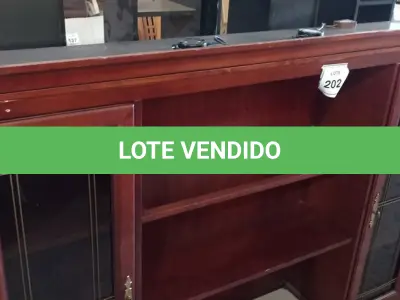 LOTE 202 - 01 CRISTALEIRA EM MADEIRA COM 2 PORTAS COM VIDRO. (NO ESTADO EM QUE SE ENCONTRA. SUJEITO A AVARIAS OCULTAS/VISÍVEIS.) 0000071
