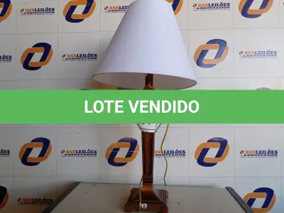 LOTE 291 - 01 ABAJUR COM CÚPULA (LAMP). (NO ESTADO EM QUE SE ENCONTRA. SUJEITO A AVARIAS OCULTAS/VISÍVEIS.) BF8566L