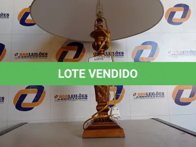 LOTE 237 - 01 ABAJUR COM CÚPULA (LAMP). (NO ESTADO EM QUE SE ENCONTRA. SUJEITO A AVARIAS OCULTAS/VISÍVEIS.) AV9325W