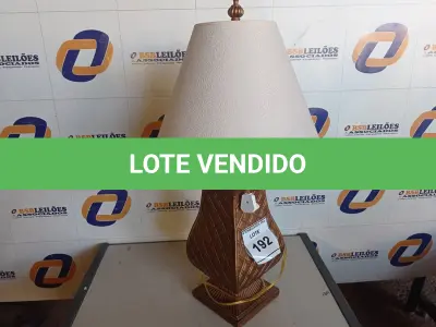 LOTE 192 - 01 ABAJUR COM CÚPULA. (LAMP). (NO ESTADO EM QUE SE ENCONTRA. SUJEITO A AVARIAS OCULTAS/VISÍVEIS.) BF8587G