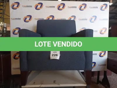 LOTE 226 - 01 POLTRONA AZUL (ARMCHAIR). (NO ESTADO EM QUE SE ENCONTRA. SUJEITO A AVARIAS OCULTAS/VISÍVEIS.) 0000058