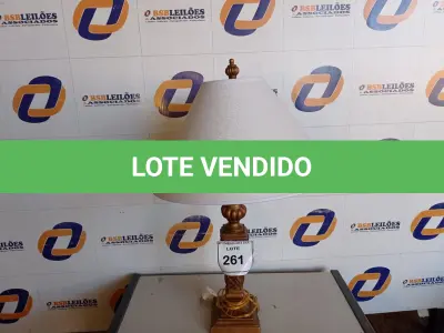 LOTE 261 - 01 ABAJUR COM CÚPULA (LAMP). (NO ESTADO EM QUE SE ENCONTRA. SUJEITO A AVARIAS OCULTAS/VISÍVEIS.) BF8562E