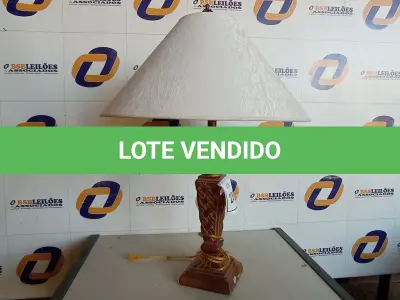 LOTE 238 - 01 ABAJUR COM CÚPULA (LAMP). (NO ESTADO EM QUE SE ENCONTRA. SUJEITO A AVARIAS OCULTAS/VISÍVEIS.) BF8526Y