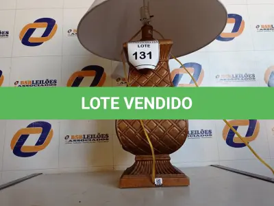 LOTE 131 - 01 ABAJUR DE MESA BASE CROMADA COM LÂMPADA BIVOLT (LAMP).  (NO ESTADO EM QUE SE ENCONTRA. SUJEITO A AVARIAS OCULTAS/VISÍVEIS.) BF8517N