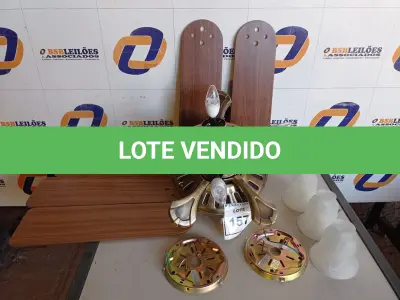 LOTE 157 - 01 VENTILADOR DE TETO COM PALETAS EM MADEIRA MARCA HUNTER (1 WITH CEILING FANS). (NO ESTADO EM QUE SE ENCONTRA. SUJEITO A AVARIAS OCULTAS/VISÍVEIS.) 0000057