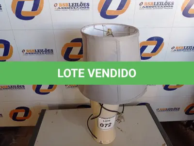 LOTE 072 - 01 ABAJUR COM BASE DE PORCELANA E CÚPULA (LAMP). (NO ESTADO EM QUE SE ENCONTRA. SUJEITO A AVARIAS OCULTAS/VISÍVEIS.) AV9423C