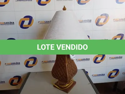 LOTE 121 - 01 ABAJUR COM CÚPULA.  (LAMP). (NO ESTADO EM QUE SE ENCONTRA. SUJEITO A AVARIAS OCULTAS/VISÍVEIS.) AV9472M