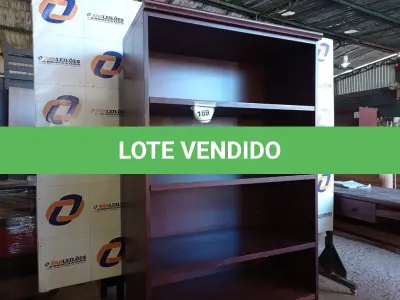 LOTE 169 - 01 ARMÁRIO EM MADEIRA COM 3 PRATELEIRAS (CABINET). (NO ESTADO EM QUE SE ENCONTRA. SUJEITO A AVARIAS OCULTAS/VISÍVEIS.)0000067