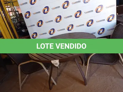 LOTE 112 - 01 MESA COM 02 CADEIRAS EM ALUMÍNIO PARA PISCINA MARCA WINDWARD) (01 DESK AND 04 SHAIR). (NO ESTADO EM QUE SE ENCONTRA. SUJEITO A AVARIAS OCULTAS/VISÍVEIS.) BH1582X, AV9833E, AV9833G