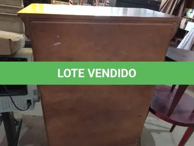 LOTE 064 - 01 ARMÁRIO BAIXO DE MADEIRA COM 06 GAVETAS (HIGHBOY). (NO ESTADO EM QUE SE ENCONTRA. SUJEITO A AVARIAS OCULTAS/VISÍVEIS.) AV9584V