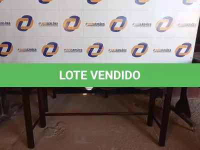 LOTE 182 - 01 APARADOR EM MADEIRA (SOFA TABLE). (NO ESTADO EM QUE SE ENCONTRA. SUJEITO A AVARIAS OCULTAS/VISÍVEIS.) AU2230N
