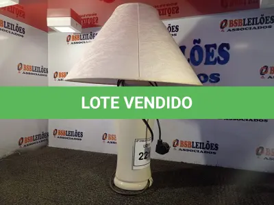 LOTE 221 - 01 ABAJUR COM BASE DE PORCELANA E CÚPULA (LAMP). (NO ESTADO EM QUE SE ENCONTRA. SUJEITO A AVARIAS OCULTAS/VISÍVEIS.) (NO ESTADO EM QUE SE ENCONTRA. SUJEITO A AVARIAS OCULTAS/VISÍVEIS.) AV9506N