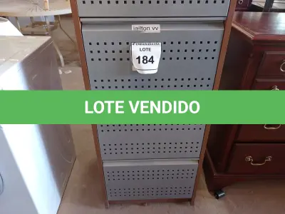 LOTE 184 - 01 ARQUIVO EM MADEIRA COM 4 GAVETAS EM AÇO (CABINET FILE). (NO ESTADO EM QUE SE ENCONTRA. SUJEITO A AVARIAS OCULTAS/VISÍVEIS.) 000071