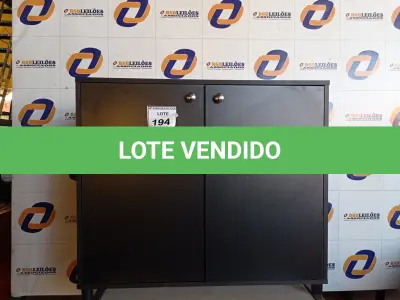 LOTE 194 - 01 ARMÁRIO COM 2 PORTAS EM MADEIRA (CABINET). (NO ESTADO EM QUE SE ENCONTRA. SUJEITO A AVARIAS OCULTAS/VISÍVEIS.) 0000053