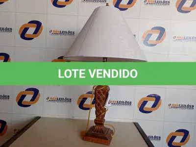 LOTE 051 - 01 ABAJUR COM CÚPULA LAMP. (NO ESTADO EM QUE SE ENCONTRA. SUJEITO A AVARIAS OCULTAS/VISÍVEIS.) AV9960S