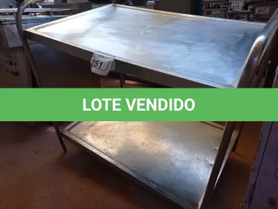 LOTE 251 - 01 BANCADA EM INOX PEQUENA COM 02 COMPARTIMENTOS.  (NO ESTADO) ATENÇÃO! FAZER A VISITAÇÃO ANTES DE ARREMATAR, NÃO SABEMOS SE FUNCIONA. LEILÃO NÃO TEM GARANTIA E NEM DEVOLUÇÃO, SUJEITO A POSSÍVEIS AVARIAS VISÍVEIS/OCULTAS E/OU AUSÊNCIA DE COMPONENTES.
