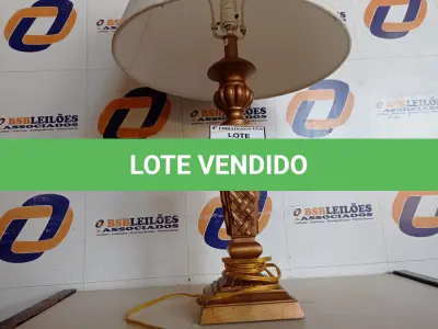 LOTE 031 - 01 ABAJUR COM CÚPULA. (NO ESTADO EM QUE SE ENCONTRA. SUJEITO A AVARIAS OCULTAS/VISÍVEIS.) BF8490B