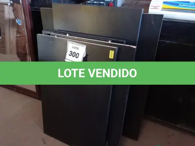LOTE 300 - 01 ARMÁRIO EM MADEIRA DESMONTADO (CABINET). (NO ESTADO EM QUE SE ENCONTRA. SUJEITO A AVARIAS OCULTAS/VISÍVEIS.)0000056