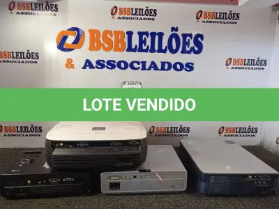 LOTE 002 - 04 PROJETORES PARA RETIRADA DE PEÇAS, MARCA E MODELO DIVERSOS. (NO ESTADO) ATENÇÃO! FAZER A VISITAÇÃO ANTES DE ARREMATAR, NÃO SABEMOS SE FUNCIONA. LEILÃO NÃO TEM GARANTIA E NEM DEVOLUÇÃO, SUJEITO A POSSÍVEIS AVARIAS VISÍVEIS/OCULTAS E/OU AUSÊNCIA DE COMPONENTES.