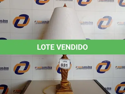 LOTE 031 - 01 ABAJUR COM CÚPULA. (NO ESTADO EM QUE SE ENCONTRA. SUJEITO A AVARIAS OCULTAS/VISÍVEIS.) BF8490B