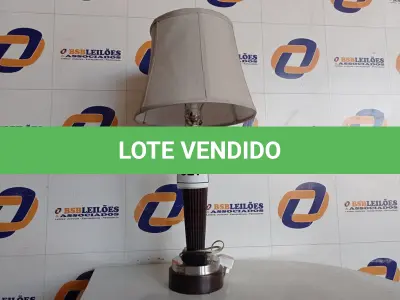 LOTE 327 - 01 ABAJUR COM A CÚPULA (LAMPHOSEHOLD, TABLE) (NO ESTADO EM QUE SE ENCONTRA. SUJEITO A AVARIAS OCULTAS/VISÍVEIS.) BF8555A 