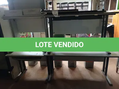 LOTE 210 - 05 MESAS DE ESCRITÓRIO DE TAMANHOS DIVERSOS. (NO ESTADO) ATENÇÃO! FAZER A VISITAÇÃO ANTES DE ARREMATAR, NÃO SABEMOS SE FUNCIONA. LEILÃO NÃO TEM GARANTIA E NEM DEVOLUÇÃO, SUJEITO A POSSÍVEIS AVARIAS VISÍVEIS/OCULTAS E/OU AUSÊNCIA DE COMPONENTES.